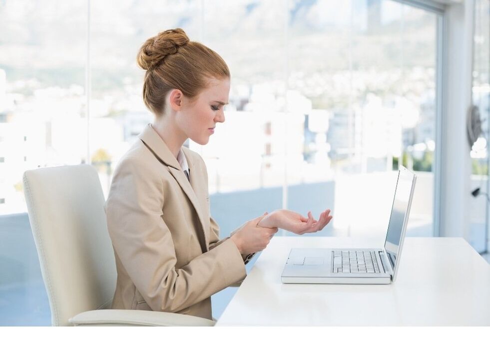 Symptoms of arthritis of the joints from the hands due to work on the computer